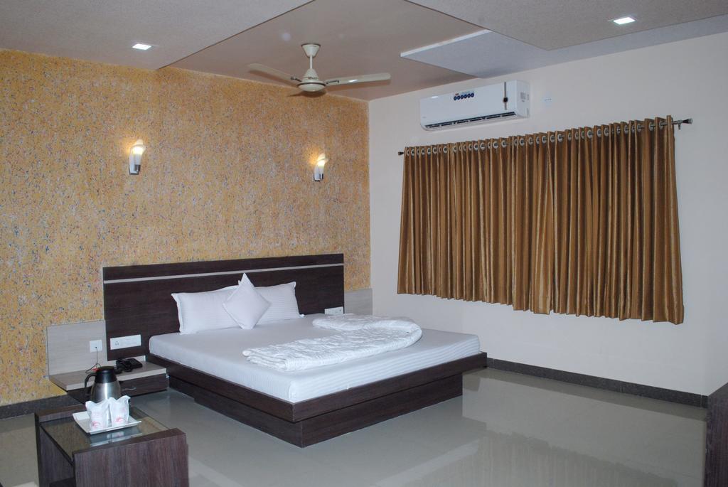 Hotel Sun Plaza Somnāth Quarto foto